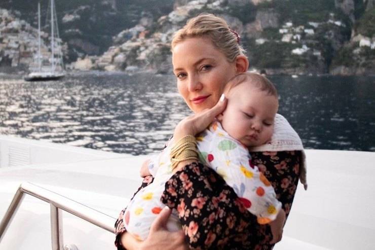 Кейт Хадсон показала восьмимесячную дочь на отдыхе в Италии