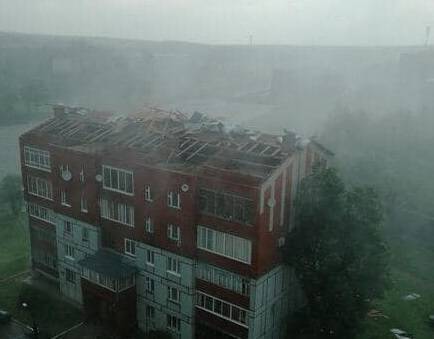 Фото: сильный ветер сорвал крышу пятиэтажного дома под Ижевском