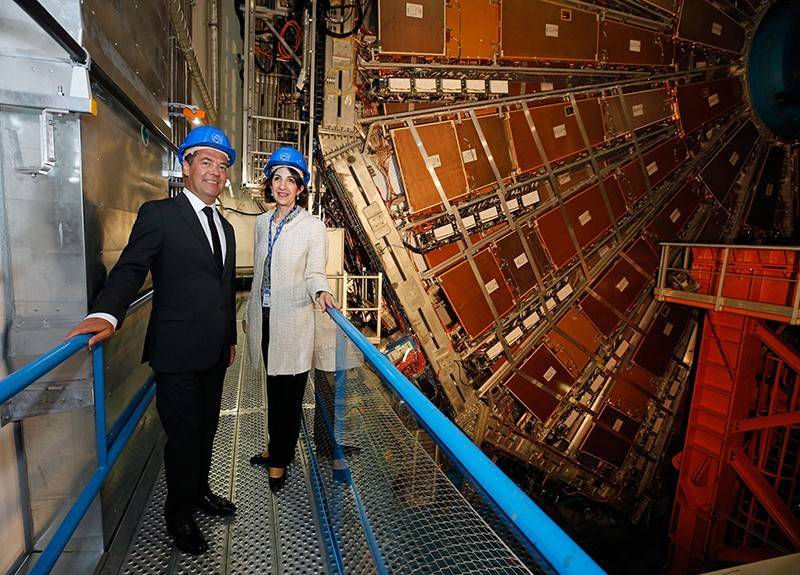 Появилось видео с Медведевым в шахте Большого адронного коллайдера