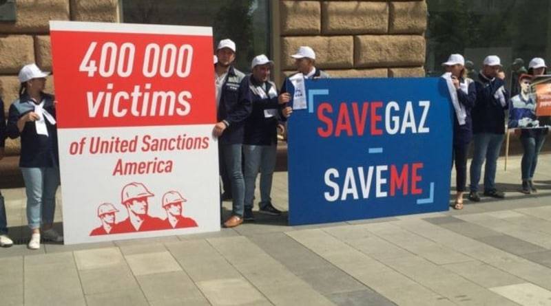 «Санкции вредят нам, а не Путину»: работники ГАЗа вышли на протест к посольству США