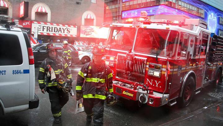 В Нью-Йорке вертолет рухнул на крышу офисного здания, один человек погиб