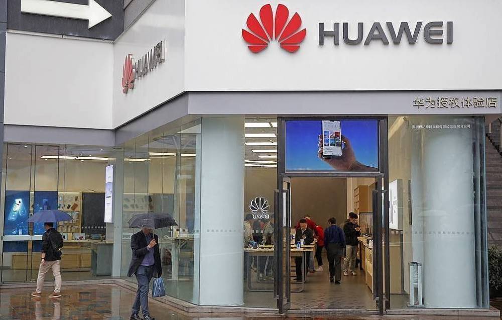 СМИ: Huawei может установить российскую операционную систему на свои смартфоны