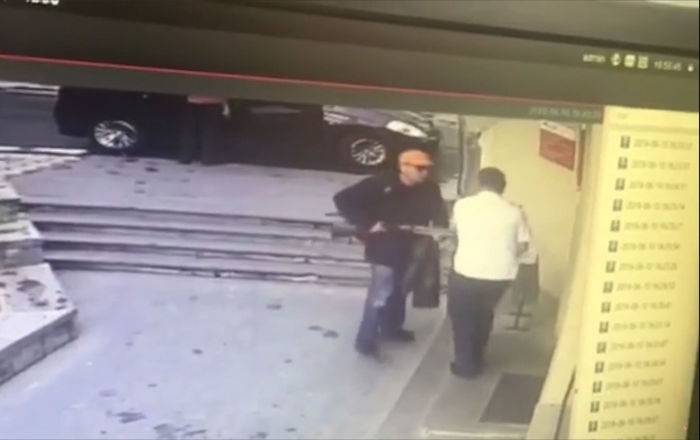 Оранжевая кепка и темные очки: как охранник банка в Ереване дал отпор грабителю - видео