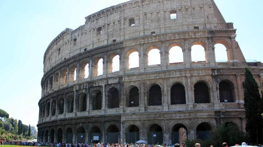 В Риме запретили туристам ходить с голым торсом