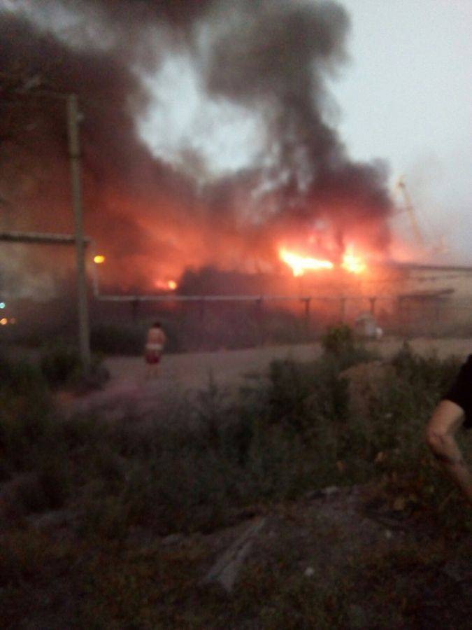 Крупный пожар в Астрахани тушили с катера
