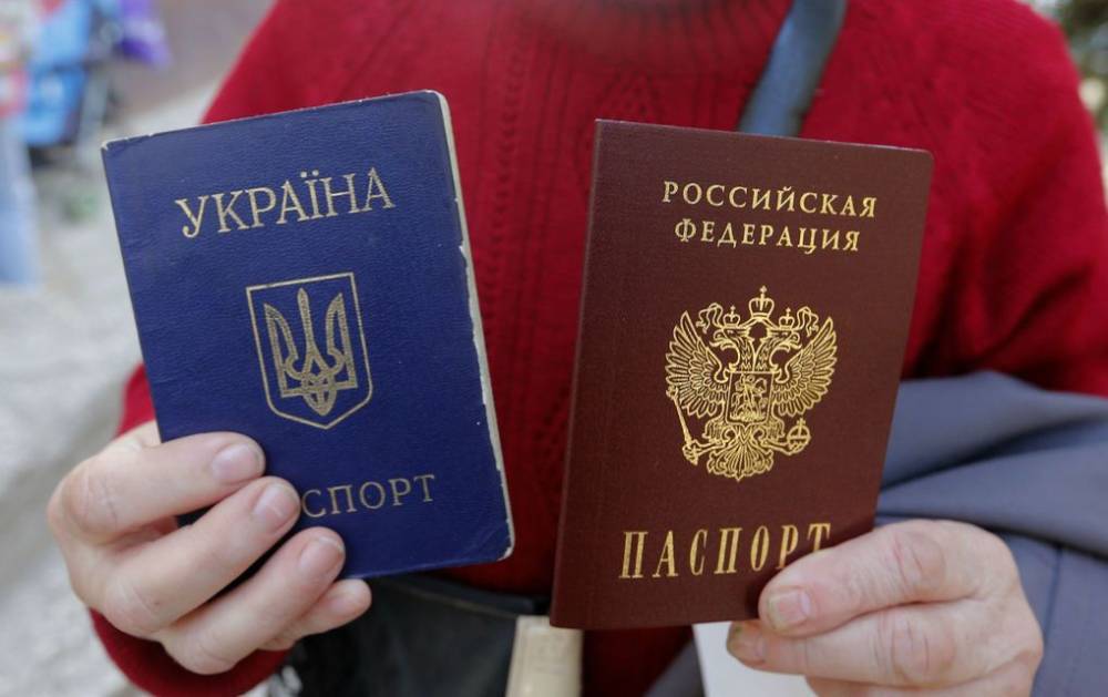 Кремль достает из широких штанин. К чему приведет выдача паспортов РФ жителям Донбасса