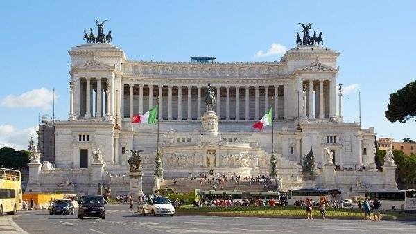 Туристам в Риме запретили ходить с голым торсом