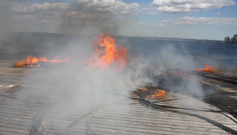 Деревянный лодочный пирс загорелся в Петрозаводске