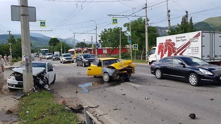 Утреннее ДТП: на трассе в Крыму не разъехались два авто