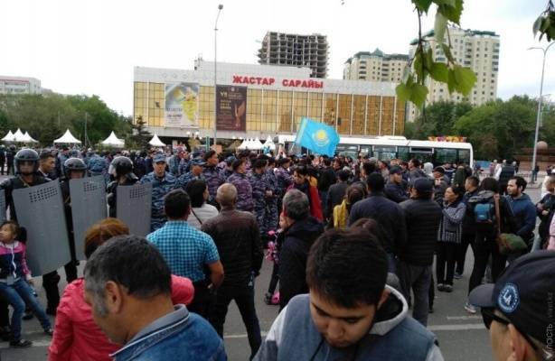 В Казахстане после выборов сотни людей вышли на улицы