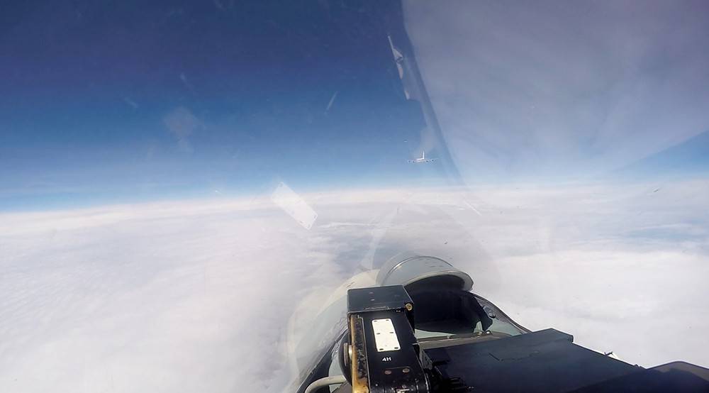 Двое на одного: российский Су-27 спугнул самолеты США и Швеции