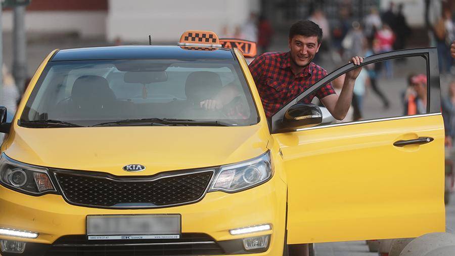 Россияне рассказали о причинах для высокой оценки таксистов