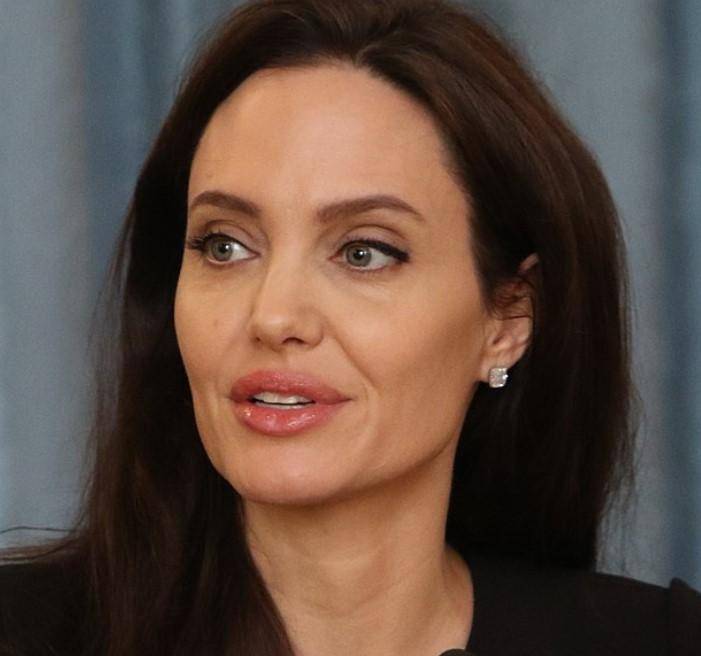 Алена Водонаева отправила Анджелину Джоли к психиатру