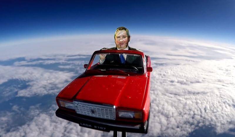 Игрушечную фигурку Дмитрия Рогозина на «жигулях» запустили в космос
