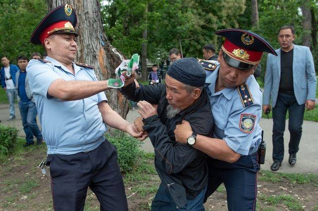 В Казахстане задержали 700 митингующих против выборов нового президента