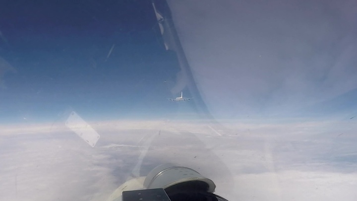 На Балтике российский Су-27 "перехватил" самолеты США и Швеции