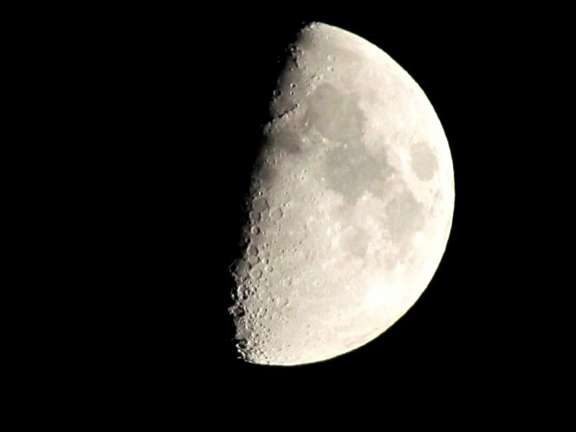 Под крупнейшим кратером Луны обнаружена загадочная аномалия