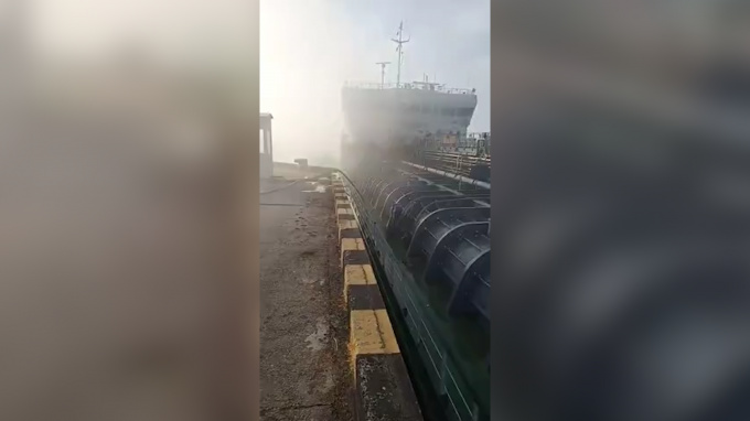 В порту Махачкалы на танкере во время перекачки нефти прогремел взрыв