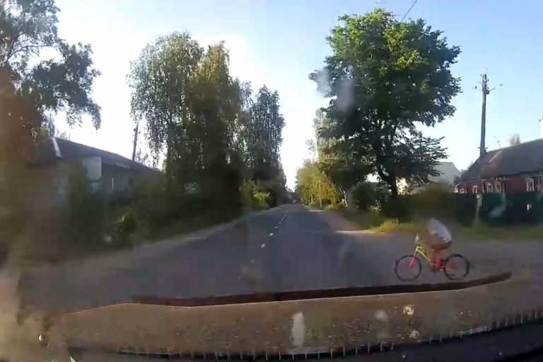 Опубликовано видео наезда на 11-летнюю девочку на велосипеде в Конаково
