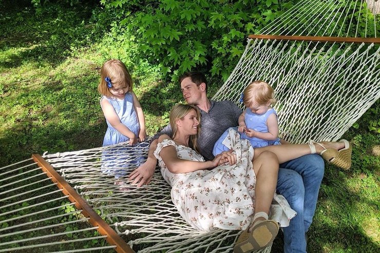 Сестра Пэрис Хилтон показала мужа и детей на семейном фото