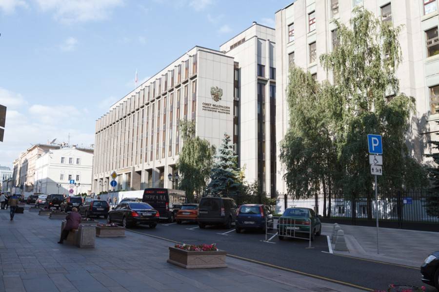 СФ одобрил закон о штрафах за распространение иностранных СМИ