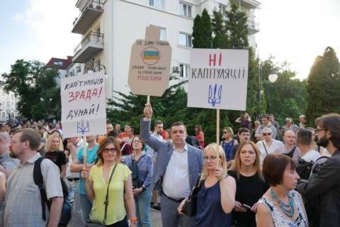 Сотни людей протестуют под Администрацией президента с требованием убрать Кучму с поста в ТКГ и встретиться с Зеленским