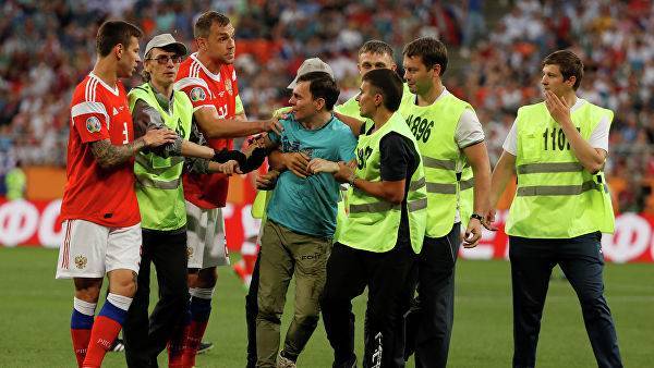 Фанат, выбежавший на поле в игре Россия — Сан-Марино, арестован на 15 суток