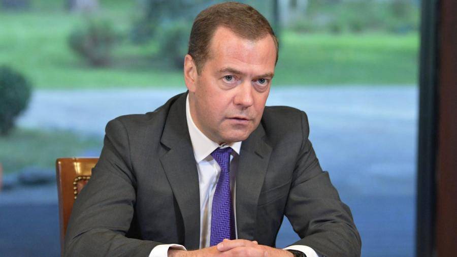 Медведев допустил переход к четырехдневной рабочей неделе