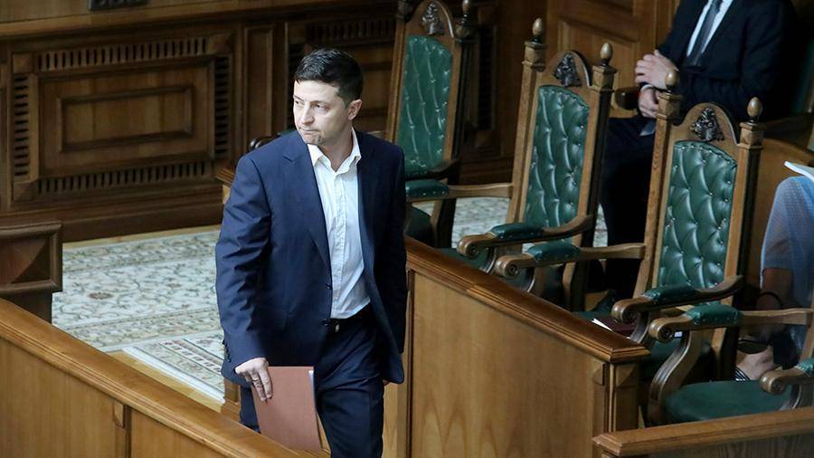 Зеленский ушел с заседания Конституционного суда по роспуску Рады
