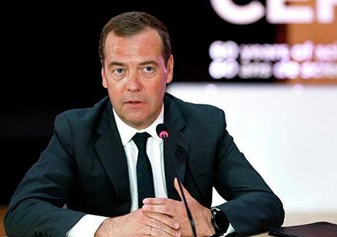 Медведев не исключил четырехдневной рабочей недели в будущем