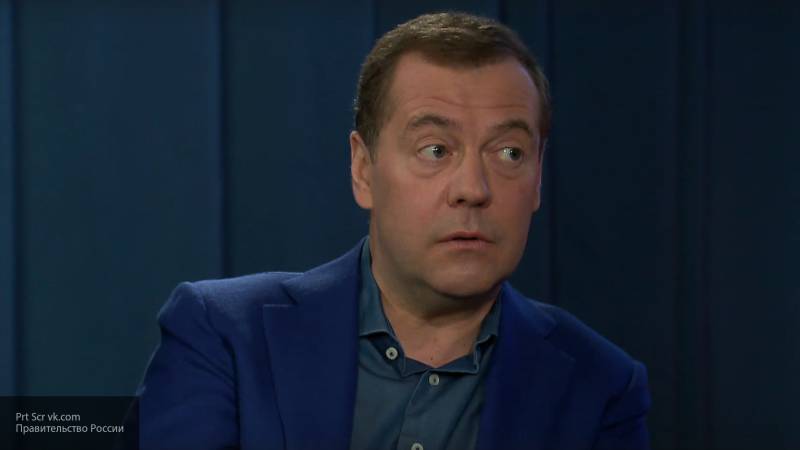 Медведев не исключил, что будущее стоит за четырехдневной рабочей неделей
