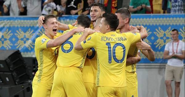 Украинские футболисты ушли на каникулы в статусе лидера