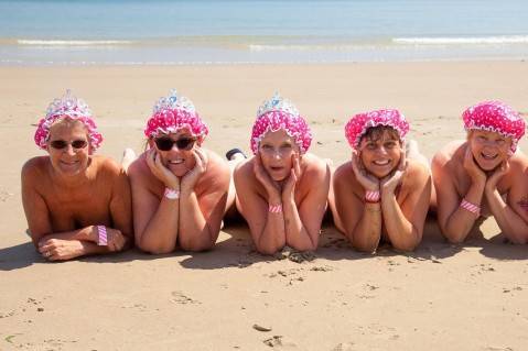 Голые женщины устроили акцию на пляже в Ирландии