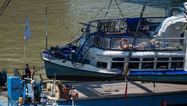 Со дна Дуная в Будапеште подняли затонувший катер с туристами
