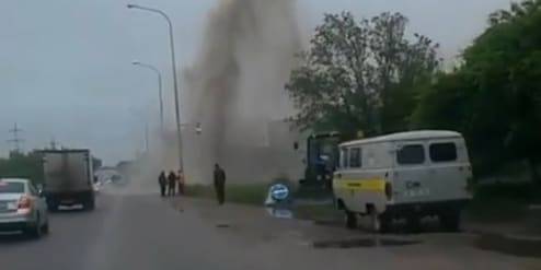 Фонтан в несколько метров выбился из-под земли в Караганде (видео)