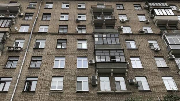 В Воронеже из окна многоэтажки выпал 35-летний мужчина