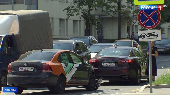 На улице Правды в столице столкнулись "Мазерати" и автомобиль каршеринга