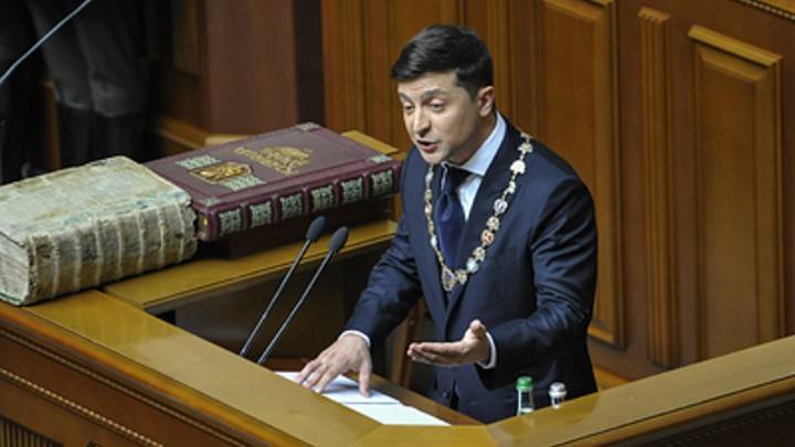 Зеленский испугался новых обвинений? Президент Украины сбежал с заседания Конституционного суда