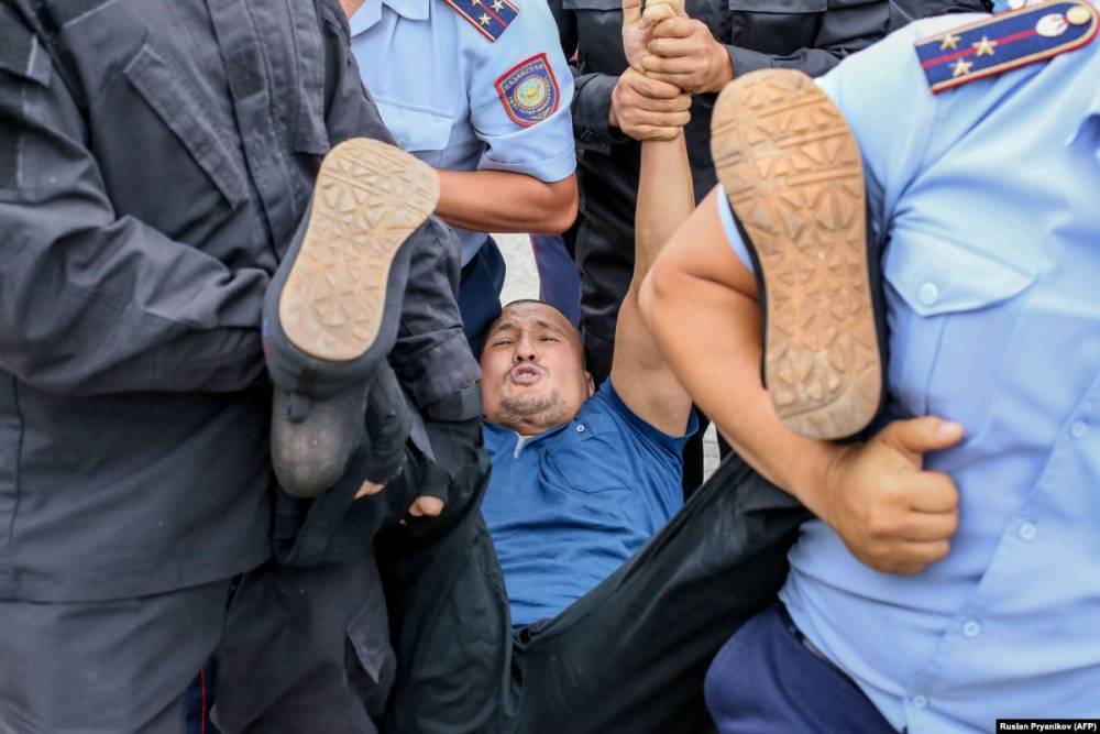 В Казахстане около 700 человек были задержаны за участие в протестах