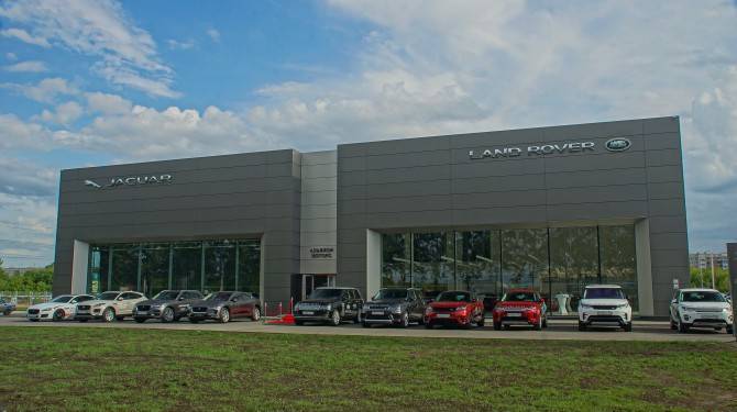 Jaguar Land Rover открыл обновленный дилерский центр в Новосибирске