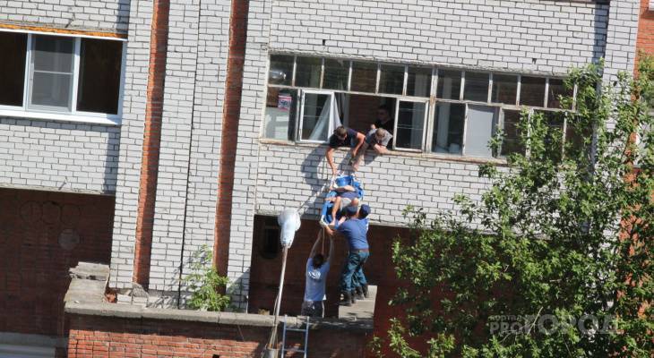 Упавшего на козырек мужчину спасатели вынесли через балкон соседей