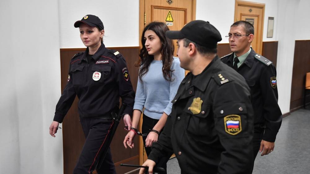 Сестры Хачатурян сдают ЕГЭ и ждут переквалификации дела: Адвокат рассказал об ожидаемом решение суда