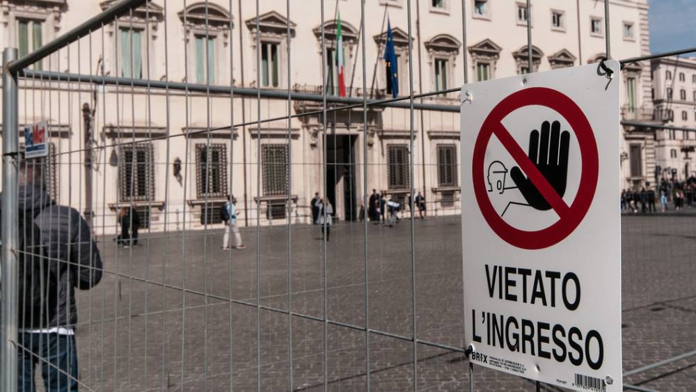 С голым торсом не ходить, "замки любви" не вешать: В столице Италии ввели новые запреты для туристов