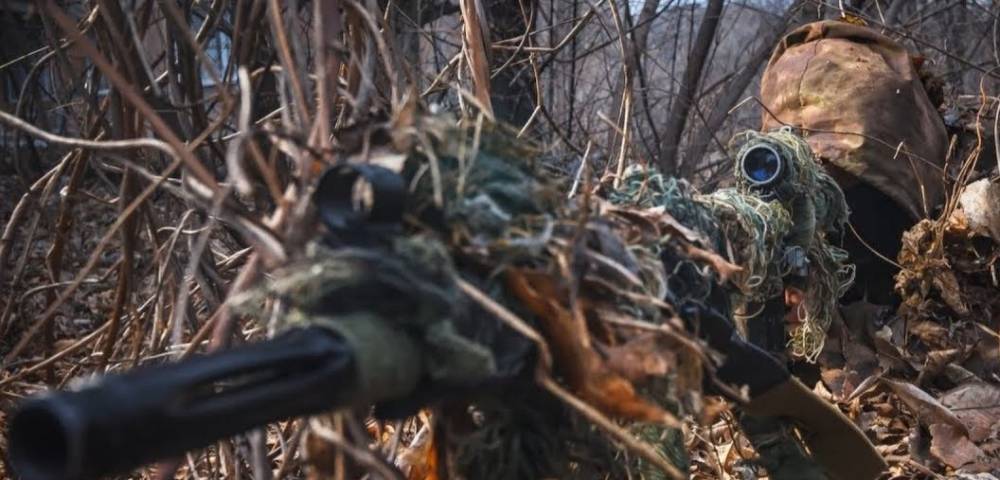 Снайпер защитников Донбасса ликвидировал украинских карателей во время маскировки позиции (видео)
