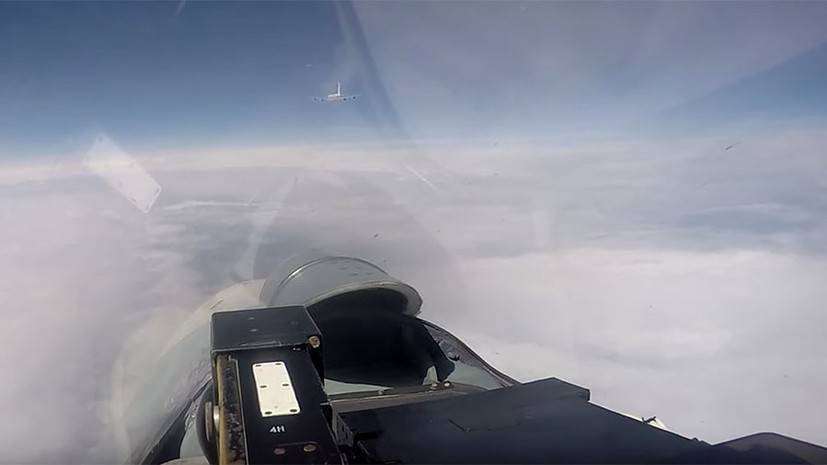 В небе над Балтикой: российский Су-27 перехватил самолёты-разведчики ВВС США и Швеции
