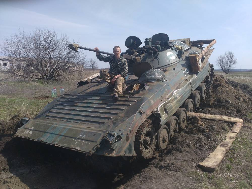 Киевские боевики на Донбассе протаранили бронемашиной жилой дом