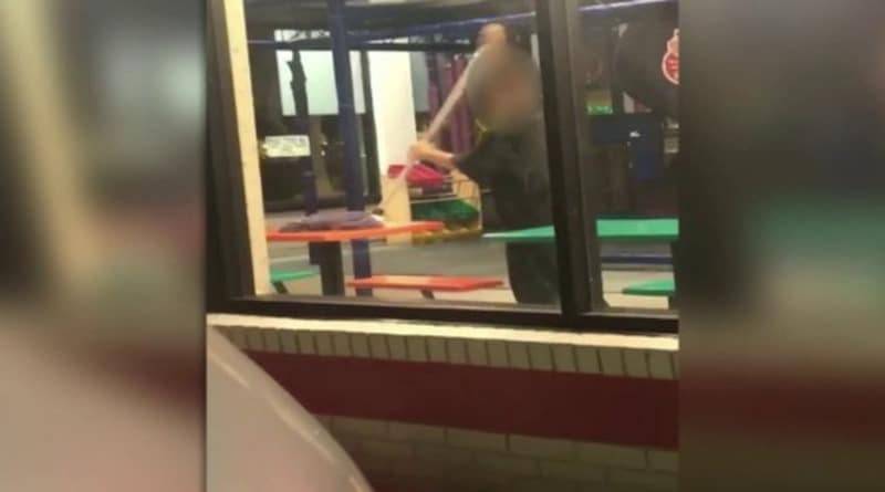 Сотрудник Burger King вытирал столы, за которыми ели посетители, шваброй для пола (видео)