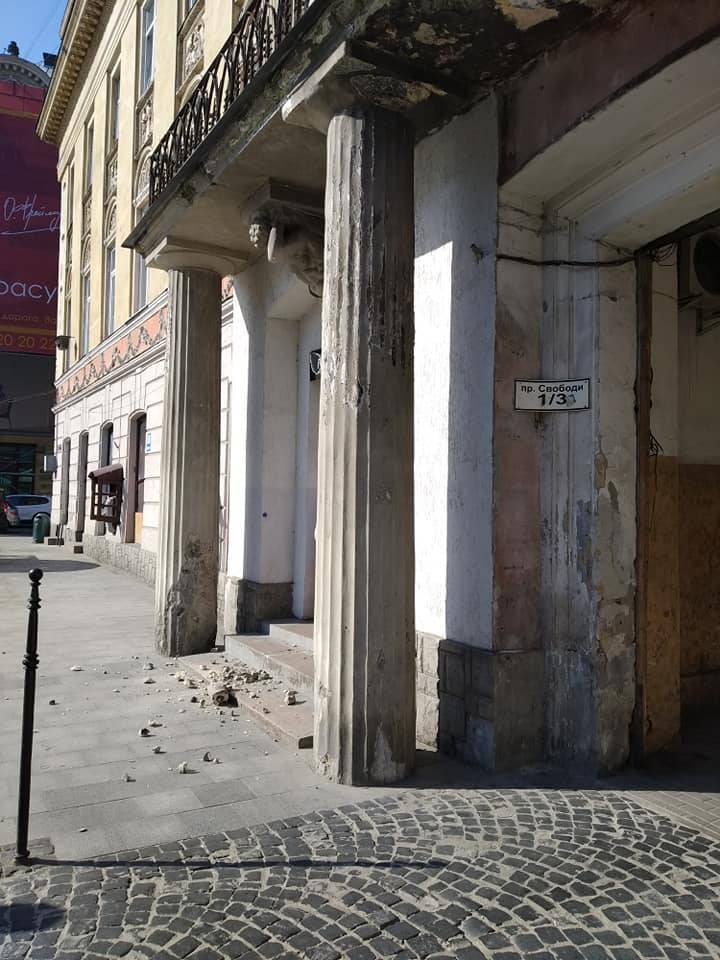 В самом центре Львова бетонная конструкция, отвалившаяся от дома, чуть не пришибла женщину