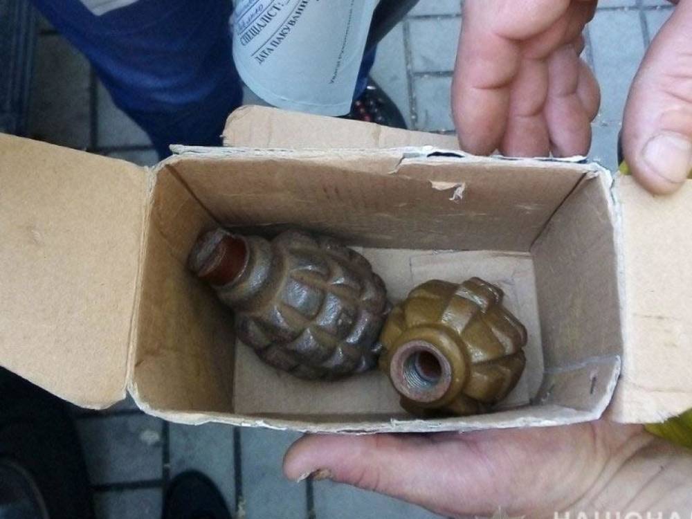 В подземном переходе Днепра женщина устроила продажу гранат Ф-1