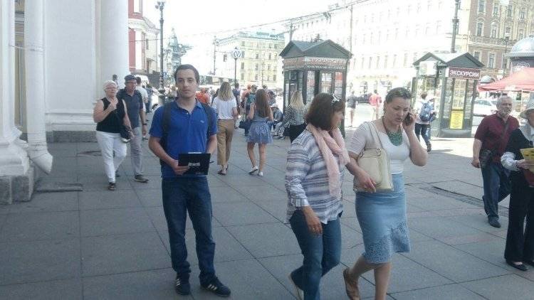 Жители Петербурга собирают подписи за лишение Резника депутатского мандата